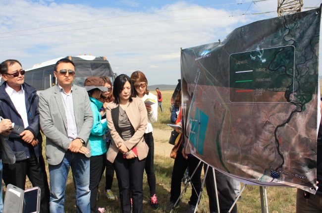 MCS Group deputy director Bat-Erdene Gansukh (second from left) talks about the site for a coal-to-liquid plant with his Korean partner Won Gang-hee (far left), general manager of POSCO’s Mongolian office.   Seo Jee-yeon/The Korea Herald