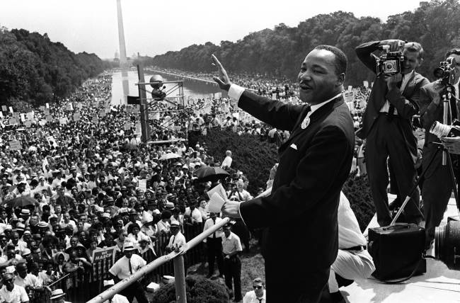 This Aug. 28, 1963, file photo shows U.S. civil rights leader Martin Luther King waving from the steps of the Lincoln Memorial to supporters on the National Mall in Washington, during the March on Washington.   AFP-Yonhap News