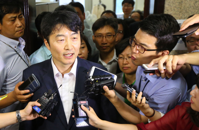 이석기(국회의원/통합진보당국회의원)
내란예비음모 혐의로 국정원 수사대상에 오른 통합진보당 이석기 의원은 29일 "저에 대한 혐의내용 전체가 날조"라고 반박했다.