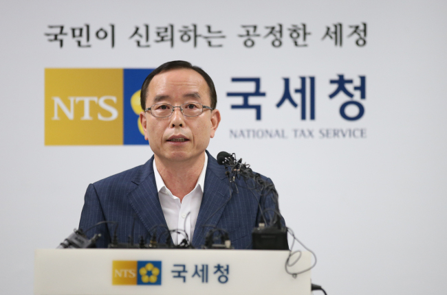 이전환(공무원/국세청개인납세국장)
앞으로 국세청 본청 및 지방청 국장급 이상 고위 공직자는 100대 기업 임직원과의 식사와 골프 등 접촉이 전면 금지된다.