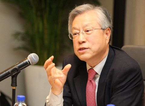 이석채(기업인/전행정공무원/KT대표이사회장)
Telecom operator KT said Thursday that its chairman Lee Suk-chae has no plans to resign anytime soon, expressing concern that groundless rumors may hurt its business.