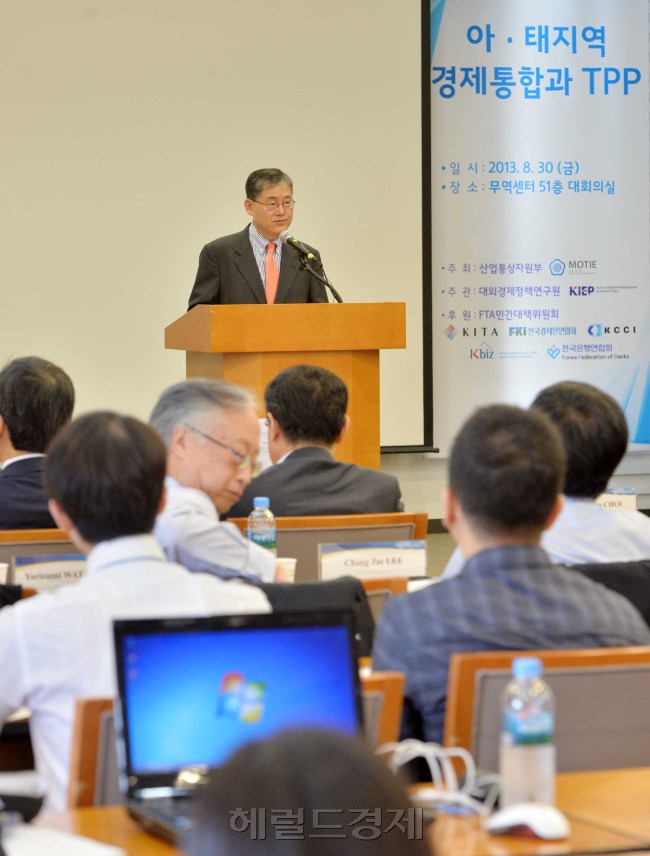 30일 오전 서울 삼성동 무역센터 대회의실에서 산업통상자원부 주관으로 환태평양경제동반자협정(TPP)과 관련한 국제세미나가 세계적인 전문가들이 참여한 가운데 열렸다. 이번 세미나는 '아ㆍ태지역 경제통합 논의와 TPP 협상의 위상과 전망'과 'TPP에 대한 아시아의 시각'이라는 소주제 하에 국내외 권위 있는 석학들이 참석한 가운데 발표 및 토론 형식으로 진행될 예정이다. 최경림 산업통상자원부 통상차관보가 개회사를 하고 있다.<br />이상섭 기자. babtong@heraldcorp.com 2013.08.30