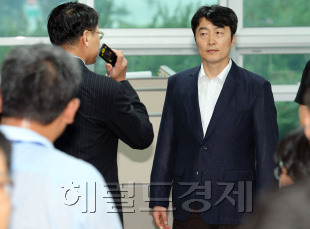 이석기(국회의원/통합진보당국회의원)
‘내란 음모’ 혐의를 받고 있는 이석기 통합진보당 의원이 국가 최고의 기밀사항인 항공우주산업을 깊숙히 파악한 것으로 드러났다.