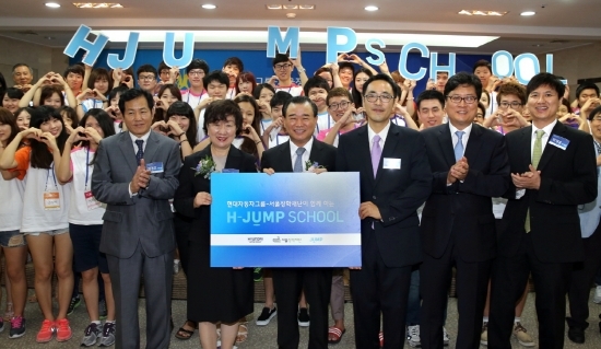 Hyundai Motor’s senior vice president Park Gwang-sik (center), Seoul Scholarship Foundation chairperson Rhee Kyung-hee (left), and social enterprise Jump’s president Lee Eui-hun (right) pose at a ceremony to launch the automaker’s new CSR program on Thursday.   Hyundai Motor
