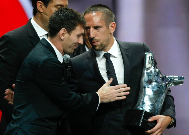 프랭크리베리(FranckRibery/축구선수/FC바이에른뮌헨미드필더)
Franck Ribery (right), midfielder of FC Bayern Munich, is congratulated by Lionel Messi of FC Barcelona, during the UEFA Champions League draw, at the Grimaldi Forum in Monaco on Thursday.   AP-Yonhap News
