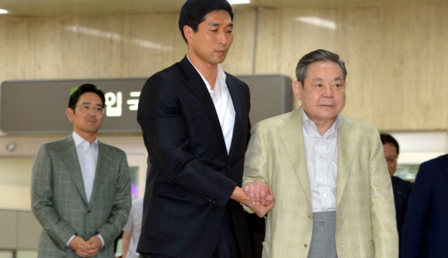 이건희(기업인/국제기관단체인/삼성전자회장)
‘개먹는 나라’로 인식되던 한국. 그 비난을 딛고 새로운 애견문화가  정착된 것은 한 사람의 남다른 애견 사랑으로부터 시작됐다.