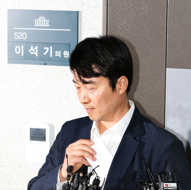 이석기(국회의원/통합진보당국회의원)
Rep. Lee Seok-ki shows up at his office for an emergency press meeting on Saturday.
