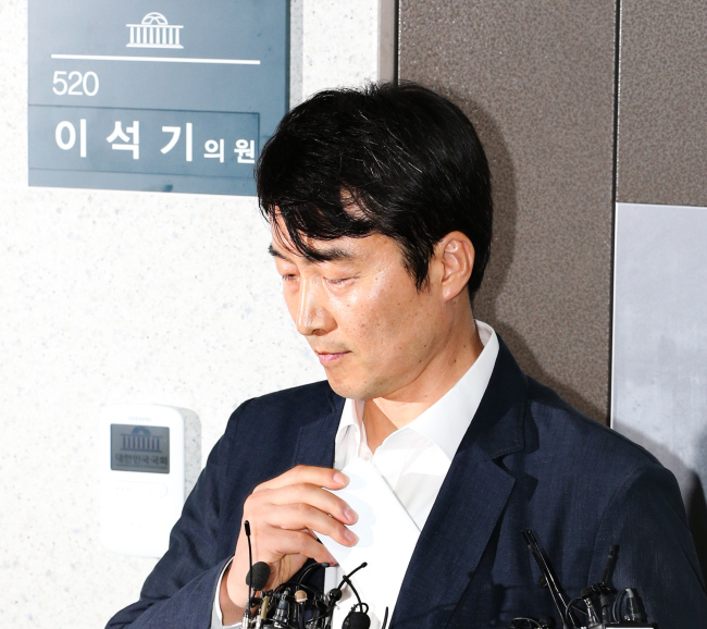 이석기(국회의원/통합진보당국회의원)
내란 음모 등의 혐의로 사전구속영장이 청구된 이석기 통합진보당 의원이 30일 저녁 국회 의원회관 자신의 의원실 앞에서 이날 언론을 통해 공개된 녹취록 관련 입장을 밝히고 있다.