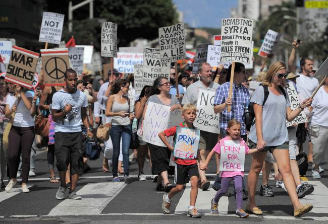 People demonstrate against a possible U.S.-led strike on Syria in downtown Los Angeles on Saturday.   AFP-Yonhap News