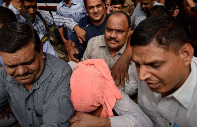 Indian policemen escort the juvenile accused in the December 2012 gang rape of a student to a court in New Delhi on Saturday.   AFP-Yonhap News