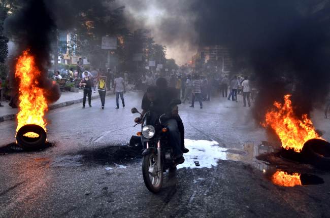 Supporters of the Muslim Brotherhood and Egypt’s ousted President Mohammed Morsi clash with security forces in Cairo on Friday.   AFP-Yonhap News