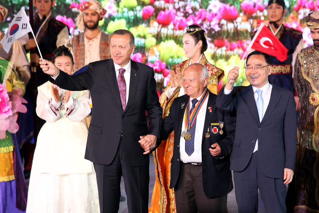 Prime Minister Chung Hong-won (right), Turkish Prime Minister Recep Tayyip Erdogan (third from right) and a Turkish veteran of the Korean War attend the opening ceremony for the Istanbul-Gyeongju World Culture Expo in Istanbul on Saturday.   Yonhap News
