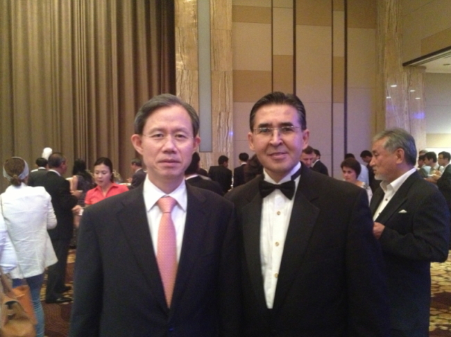 Uzbek Charge d’Affaires Bakhtiyor Ibragimov (right) and Ahn Chong-ghee, deputy minister for economic affairs at the Ministry
of Foreign Affairs, pose for a photo during a reception celebrating the 22nd anniversary of Uzbekistan’s national independence at a hotel in Seoul on Friday. Uzbekistan’s Independence Day is celebrated on Sept. 1 and is the most important public holiday for the Central Asian country.
Philip Iglauer/The Korea Herald
