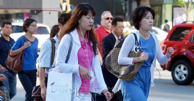 아침 저녁으로 선선한 바람이 불어 오는 가운데 2일 오전 서울 세종로 네거리에 시민들이 긴팔 옷차림으로 출근하고 있다.<br />김명섭 기자 msiron@heraldcorp.com
아침 저녁으로 선선한 바람이 불어 오는 가운데 2일 오전 서울 세종로 네거리에 시민들이 긴팔 옷차림으로 출근하고 있다.
김명섭 기자 msiron@heraldcorp.com