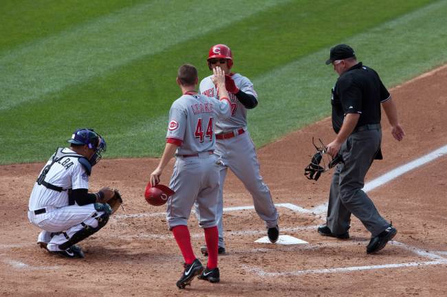 추신수(야구선수/신시내티레즈외야수)
Reds outfielder Choo Shin-soo is greeted at home plate by pitcher Mike Leake after his home run in the third inning on Sunday.   AFP-Yonhap News