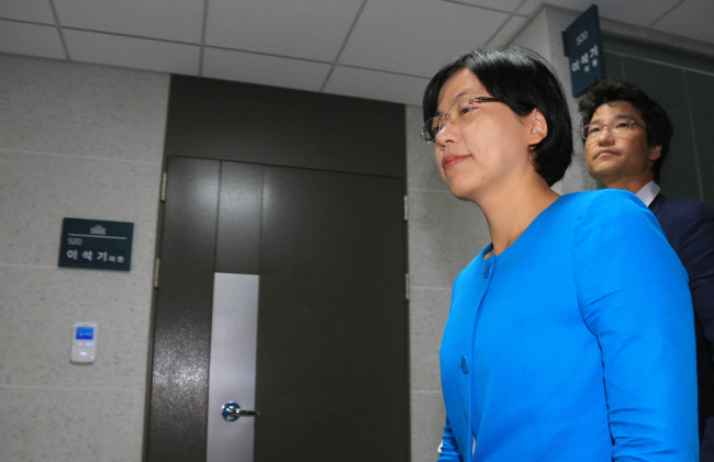 대책 회의 참석하는 이정희 대표<br />    이정희 통합진보당 대표가 정기국회 첫 날인 2일 오전 국회 의원회관 오병윤 의원실에서 열리는 대책 회의에 참석하기 위해 입장하고 있다. 2013.9.2 박현구 기자phko@heraldcorp.com