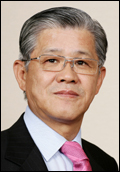 최신원(기업인/SKC대표이사회장/경기사회복지공동모금회회장/수원상공회의소회장)
최신원<사진> SKC 회장이 2일 국제전략문제연구소(CSIS) 산하 태평양포럼의 이사로 정식 추대됐다. 국제전략문제연구소는 국제적으로 저명한 정재계 인사와 석학 등이 모여 전략을 수립하는 연구소로, 특히 태평양포럼은 한반도를 포함한 동북아 정책 관련 싱크탱크 역할을 하고 있다.