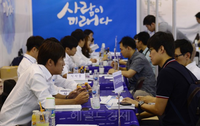 중앙대가 2일 오전 서울 동작구 흑석캠퍼스에서 '2013 취업박람회'를 개최한 가운데 취업을 준비하는 학생들이 각 기업현장채용관에서 채용담당자들과 상담을 하고 있다. 이번 박람회에는 두산, 삼성, SK, LG, 한국가스공사등 120여개의 대기업 및 공기업이 참가했다. 박해묵 기자/mook@heraldcorp.com
중앙대가 2일 오전 서울 동작구 흑석캠퍼스에서 '2013 취업박람회'를 개최한 가운데 취업을 준비하는 학생들이 각 기업현장채용관에서 채용담당자들과 상담을 하고 있다. 이번 박람회에는 두산, 삼성, SK, LG, 한국가스공사등 120여개의 대기업 및 공기업이 참가했다. 박해묵 기자/mook@heraldcorp.com