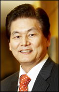 이상운(기업인/효성대표이사부회장)
이상운 <사진> 효성 부회장은 2일 임직원들에게 보낸 ‘CEO(최고경영자)레터’에서 ‘위기의식’을 강조하며 알랙스 퍼거슨 전(前)맨체스터 유나이티드 감독의 ‘향상심’(向上心)과 글로벌 스포츠용품기업 나이키의 ‘혁신’을 본받자고 말했다.