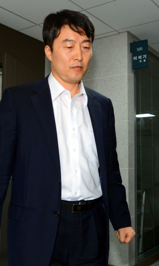Rep. Lee Seok-ki of the Unified Progressive Party leaves his office to attend the party’s emergency meeting at the National Assembly on Monday. Park Hyun-koo/The Korea Herald