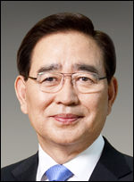 한동우(금융인/신한금융지주회사회장)
한동우<사진> 신한금융지주 회장은 2일 금융시장 환경이 급속히 변화하는 만큼 기존의 금융시스템과 고정관념에 얽매이지 말고, 금융의 본질을 보다 효과적으로 구현할 수 있는 새로운 방법이 무엇인지, 끊임없이 탐색해달라고 강조했다.