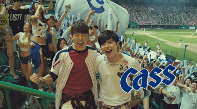 김우빈(김현중/모델/탤런트),이종석(모델/탤런트)
오비맥주는 오는 3일 맥주 브랜드 ‘카스 후레쉬’의 TV 광고 야구장편을 공개한다고 2일 밝혔다. 여기엔 배우 김우빈과 이종석이 관객들 사이에서 경기 막판을 지켜보는 가운데 초대형 카스 풍선으로 파도타기를 하는 장면이 담긴다.