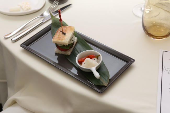 Tteokgalbi jeungpyeon burger, vegetable pickle