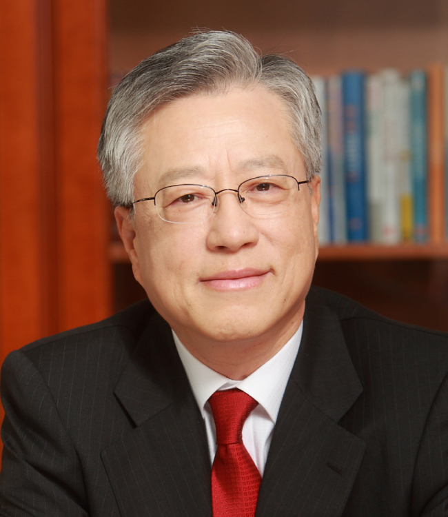 이석채(기업인/전행정공무원/KT대표이사회장)
지난 6월 ‘KT-KTF 합병 4주년’ 기자간담회에 모습을 드러낸 이석채 KT 회장은 사퇴설에 대한 기자들의 집요한 질문에 뜻밖의 ‘돌직구’를 던졌다. 간담회 직전까지 이 회장 관련 숱한 소문들이 나돌던 시기였다. 긴장했던 좌중은 이 회장의 당당한 답변에 박장대소를 터뜨렸다. 겉으로 보기에 이 회장은 유머로 넘겼지만 자신이 끝까지 KT를 지키겠다는 속내를 내비친 순간이었다.
