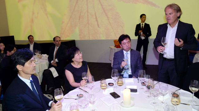 Wine critic James Suckling (standing) talks about pairing Korean cuisine with wine as Secretary of Education and Cultural Affairs Mo Cheol-min (from left), CICI president Choi Jung-wha, and director-general of the Tourism Policy Bureau of Seoul Metropolitan Government Seo Jeong-hyup listen at a dinner held at Hwa Soo Mok by Kang Leo in Itaewon-dong, Seoul, Sunday.   Ahn Hoon/The Korea Herald