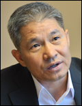 강방천(금융인/에셋플러스자산운용회장)
강방천 에셋플러스자산운용 회장에게 따라붙는 수식어는 화려하다. 하지만 그의 투자철학은 결코 어렵지 않다. 구조적인 경쟁력을 갖춘 1등 기업에 투자하고, 소수펀드에만 역량을 집중한다는 원칙을 20년 동안 일관되게 지켜왔다.