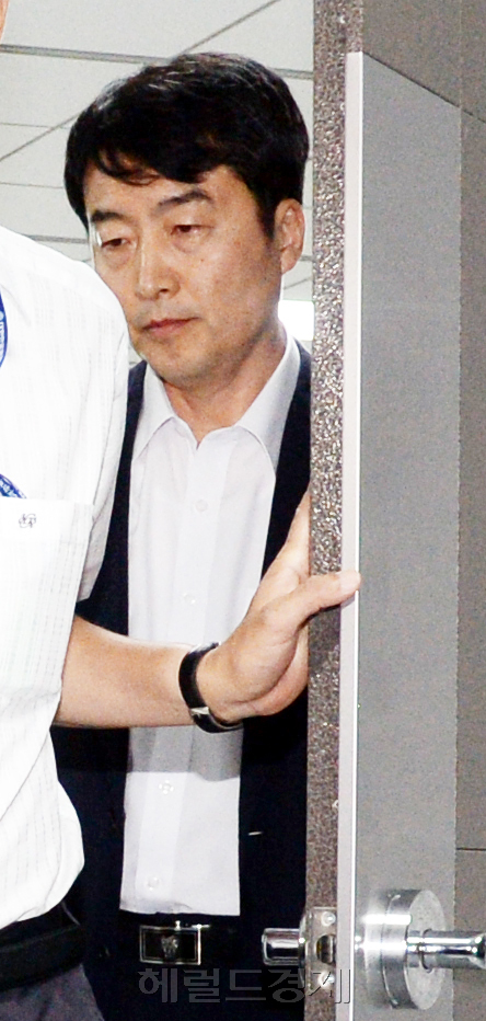 이석기(국회의원/통합진보당국회의원)
17세기 세르반테스는 ‘돈키호테’를 만들어냈다. 20세기 이문열은 소설 ‘황제를 위하여’를 지었다. 문학작품에서 광인(狂人)은 예술의 일부다. 하지만 21세기 대한민국 국회의원 이석기는 현실이다. 국가를 움직이는 임무를 맡은 현실 정치권에 ‘돈키호테’와 ‘황제’가 실재한다면, 더 이상 예술이 아니다. 재앙이다.