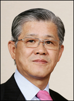 최신원(기업인/SKC대표이사회장/경기사회복지공동모금회회장/수원상공회의소회장)
최신원<사진> SKC 회장이 2일 국제전략문제연구소(CSIS) 산하 태평양포럼의 이사로 정식 추대됐다. 국제전략문제연구소는 국제적으로 저명한 정재계 인사와 석학 등이 모여 전략을 수립하는 연구소로, 특히 태평양포럼은 한반도를 포함한 동북아 정책 관련 싱크탱크 역할을 하고 있다.