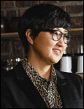 노희영(기업인/CJ그룹브랜드전략고문)
최근들어 가속화되고 있는 국내 멀티플렉스의 변신을 주도한 인물은 노희영(50) CJ그룹 브랜드전략 고문이다. 고교시절 미국유학길에 올라 의대 졸업 후 소아과 인턴으로 일하다가 전공을 바꿔 파슨스디자인스쿨을 나온 그는 현재 마켓팅, 음식, 브랜드전문가로 활동 중이다.