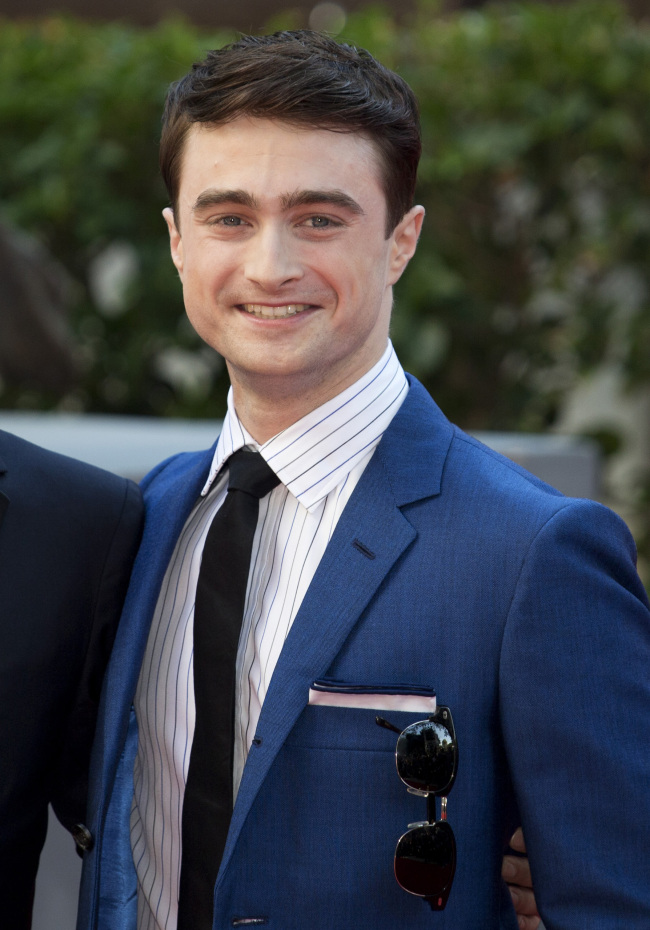 다니엘래드클리프(DanielRadcliffe/영화배우)
Actor Daniel Radcliffe poses for photographers as he arrives for the screening of “Kill Your Darlings” at the Venice Film Festival on Sunday.   AP-Yonhap News
