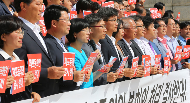 이정희(정당인/전국회의원/통합진보당대표)
Unified Progressive Party chairwoman Lee Jung-hee (fourth from left, front row) makes a statement at a rally protesting the plans to approve Rep. Lee Seok-ki‘s arrest at the National Assembly on Monday.   Yonhap News