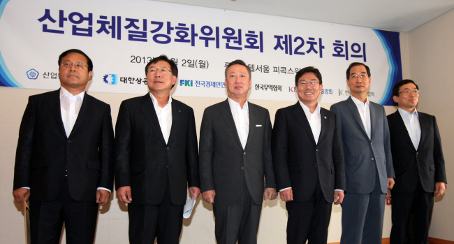 Industry Minister Yoon Sang-jick (third from right) and leaders of business organizations including Park Yong-maan (fourth from right), chairman of Korea Chamber of Commerce and Industry, and Han Duck-soo (second from right), chairman of the Korea International Trade Association, pose before holding talks on strengthening the nation’s industrial sectors at a hotel in Seoul on Monday.   Yonhap News