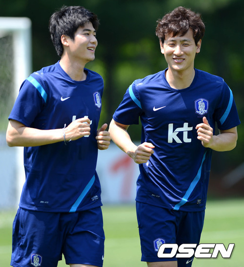 기성용(축구선수/선덜랜드AFC미드필더),지동원(축구선수/선덜랜드AFC포워드)
잉글랜드 프리미어리그 선덜랜드 공격수 지동원(22)이 독일 분데스리가 함부르크로 전격 이적한다.