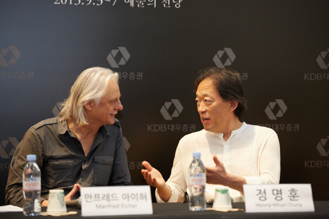 Founder of ECM Manfred Eicher (left) and conductor Chung Myung-whun speak during a press conference at Ara Art Center in Insa-dong on Monday.   CREDIA