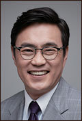 김병구(기업인/동신유압대표이사사장/차세대기업인클럽회장)
㈜동신유압 김병구 대표이사가 2일 서울가든호텔에서 열린 고용노동부 주최 ‘2013직업능력의 달 기념식’에서 동탑산업훈장을 받았다. 1995년부터 현재까지 직업훈련 환경 조성 및 실천 등을 통해 근로자의 능력개발 향상에 기여한 공로를 인정받은 것이다.