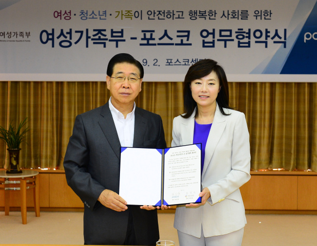 정준양(기업인/포스코회장/한국공학한림원회장),조윤선(정무직공무원/전국회의원/여성가족부장관)
포스코가 가출 청소년을 위한 청소년 쉼터를 지어 정부에 기부한다. 또 경력단절여성의 직업교육 및 일자리 마련을 위한 전문센터의 리모델링 작업과 기자재 지원을 맡는다.