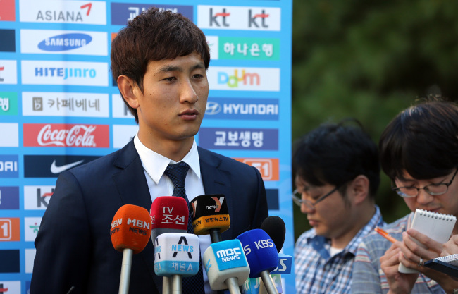 지동원(축구선수/선덜랜드AFC포워드)
지동원이 2일 오후 한국 축구대표팀 소집 훈련이 실시되는 파주 대표팀트레이닝센터(NFC)로 들어선 후 취재진의 질문에 답하고 있다. (연합뉴스)