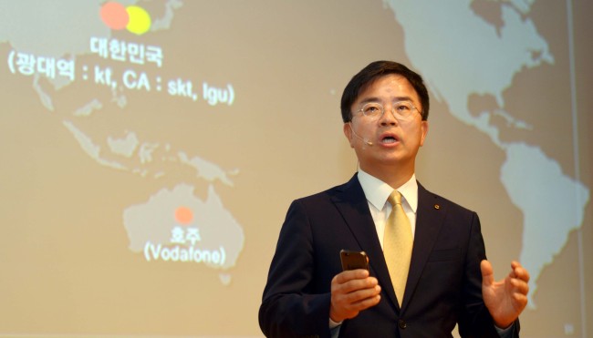 KT president Pyo Hyun-myung announces a plan to launch the telecom provider’s LTE-Advanced service on Monday. (Kim Myung-sub/The Korea Herald)