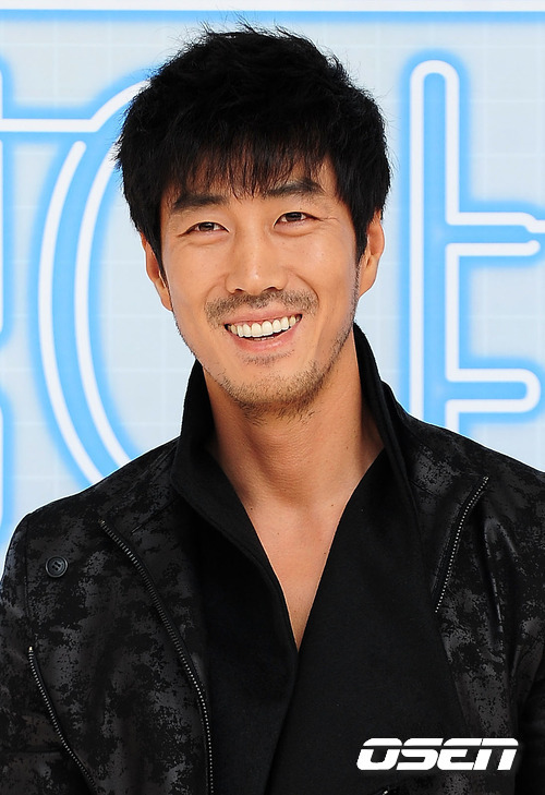 윤태영(탤런트/영화배우)
배우 이서진이 윤태영, 이필립을 로얄패밀리로 지목해 네티즌의 관심을 끌고 있다.