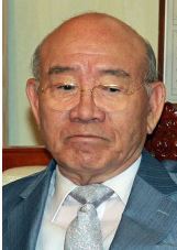 전두환(전대통령)
The prosecution intensified pressure on former President Chun Doo-hwan on Monday by raiding the company belonging to his in-law, who is suspected of laundering Chun’s hidden assets, and pushing forward with plans to summon his children.