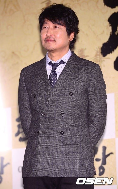 송강호(영화배우)
송강호는 지난 2일 오후 서울 중구 동대문 메가박스에서 진행된 ‘관상’ 기자간담회에 참석해 이종석에 대해 “나이가 많이 어림에도 작업에 대한 태도 등은 감동을 안긴다”고 말했다.