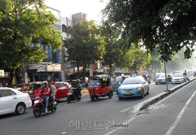 지난달 28일 오후 인도네시아 수도 자카르타의 서민 거리 블록M. 서민들이 애용하는 삼륜택시 ‘바자이’와 오토바이, 승용차들이 뒤섞여 거리를 달리고 있다.  조문술 기자/freiheit@