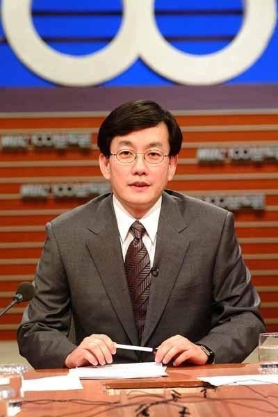 손석희(방송인/전아나운서/JTBC보도담당사장)
손석희 JTBC 보도담당 사장이 지난 1999년 MBC ‘아침뉴스 2000’ 이후 14년 만에 앵커로 복귀한다. 이를 두고 누리꾼들은 기대와 우려가 뒤섞인 반응을 보이고 있다.