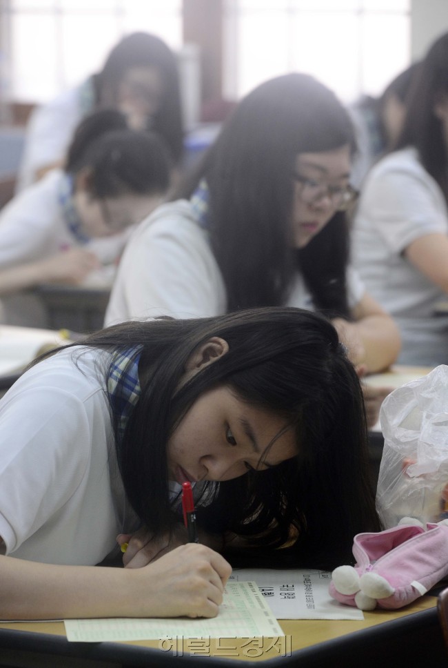 시험 성격이나 출제 영역, 문항 수 등이 오는 11월 7일 시행되는 실제 수능과 같게 출제되는 2014학년도 대학수학능력시험 9월 모의평가가 3일 오전 전국 2,000여개 고등학교와 260여개 학원에서 동시에 실시된 가운데 서울 배화여고의 고3입시생들이 진지하게 시험을 보고 있다. 이번 모의평가 응시생은 총 64만2,973명으로 재학생 56만1,922명과 졸업생 8만1,051명이다. 박해묵 기자/mook@heraldcorp.com