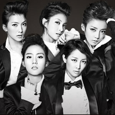 강지영(가수/카라),한승연(가수/탤런트/카라),박규리(가수/카라),니콜(정용주/가수/카라),구하라(가수/탤런트/카라)
2일 오후 서울 광진구 유니클로 악스홀에서 ‘카라 4번째 앨범 쇼케이스(KARA 4TH ALBUM SHOWCASE)’가 열렸다. 카라는 이날 4번째 정규 앨범 ‘풀 블룸(Full Bloom)’ 타이틀곡 ‘숙녀가 못 돼’ 등의 무대를 선보였다.