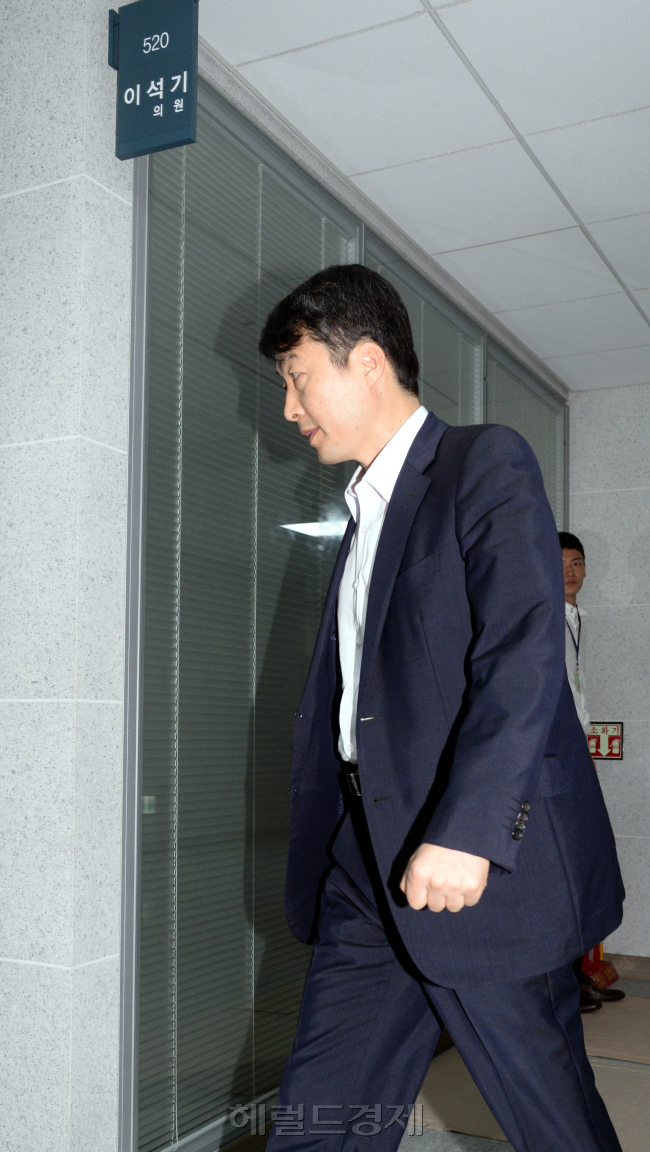 내란음모 혐의를 받는 이석기 통합진보당 의원이 3일 오전 국회 의원회관으로 출근하고 있다../박현구 기자 phkoo@ 2013.09.03
내란음모 혐의를 받고 있는 이석기 통합진보당 의원이 3일 국회의원회관 자신의 사무실로 출근하고 있다. 이 의원의 반국가적인 발언이 속속 알려지면서 여야를 통틀어 이 의원의 의원직 사퇴, 제명 등의 목소리가 높아지고 있다.
박현구 기자/phko@heraldcorp.com
